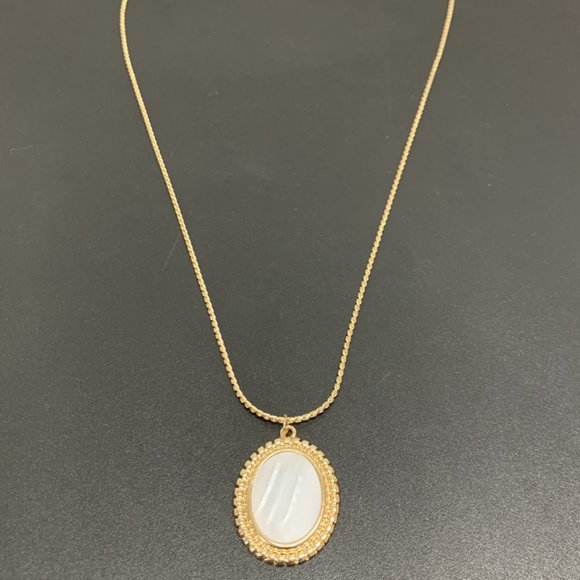 Mother Pearl Pendant Necklace Gold Chain - Picture 6 of 12